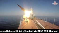 Hạm đội Thái Bình Dương của Nga bắn một tên lửa hành trình Moskit vào một mục tiêu giả trên biển của kẻ thù ở vùng biển Nhật Bản. Hình ảnh được chụp từ video do Bộ Quốc phòng Nga công bố ngày 28/3/2023.