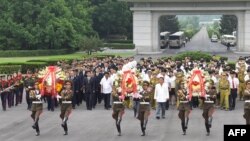 북한은 전쟁 노병들과 시민들이 평양 신미리애국열사릉애 헌화했다며 26일 사진을 공개했다.