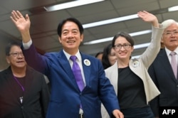 台湾民进党总统参选人赖清德与副手萧美琴2023年11月21日赴中选会完成参选登记后向媒体挥手致意。