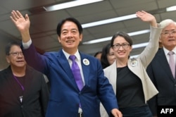 Capres Taiwan Lai Ching-te dan cawapres Hsiao Bi-khim dari Partai Progresif Demokratik (DPP) yang berkuasa, sebelum mereka mendaftar untuk mencalonkan diri dalam Pilpres 2024, Taipei, 21 November 2023 .(Foto: AFP)