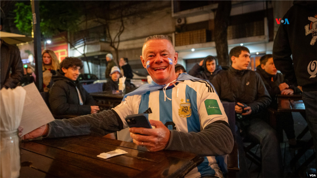 Los argentinos esperaron en los bares el inicio del partido en el que saldrá el próximo campeón de la Copa América.