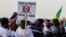 Un manifestatant tient une pancarte sur laquelle on peut lire "à bas la CEDEAO, vive l'ASS" lors d'un rassemblement pour célébrer le départ du Mali, du Burkina Faso et du Niger de la CEDEAO, à Bamako, le 1er février 2024. (Photo OUSMANE MAKAVELI / AFP)