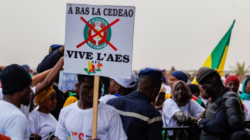 Mali: manifestations de soutien au retrait de la Cedeao