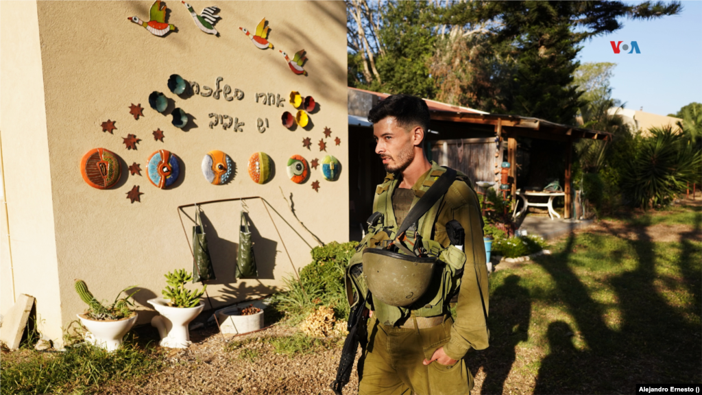 Un soldado israelí patrulla el kibutz Holit, atacado por Hamás el 7 de octubre.