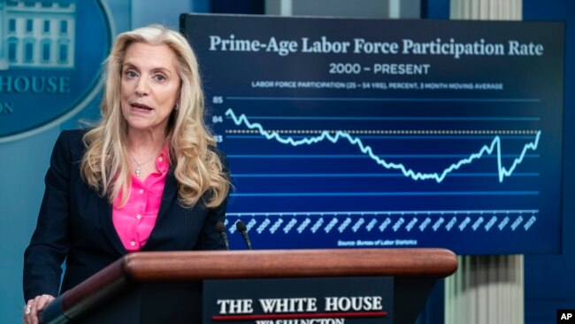 La directora del Consejo Económico Nacional, Lael Brainard, habla durante una sesión informativa en la Casa Blanca, el 27 de junio de 2023, en Washington.