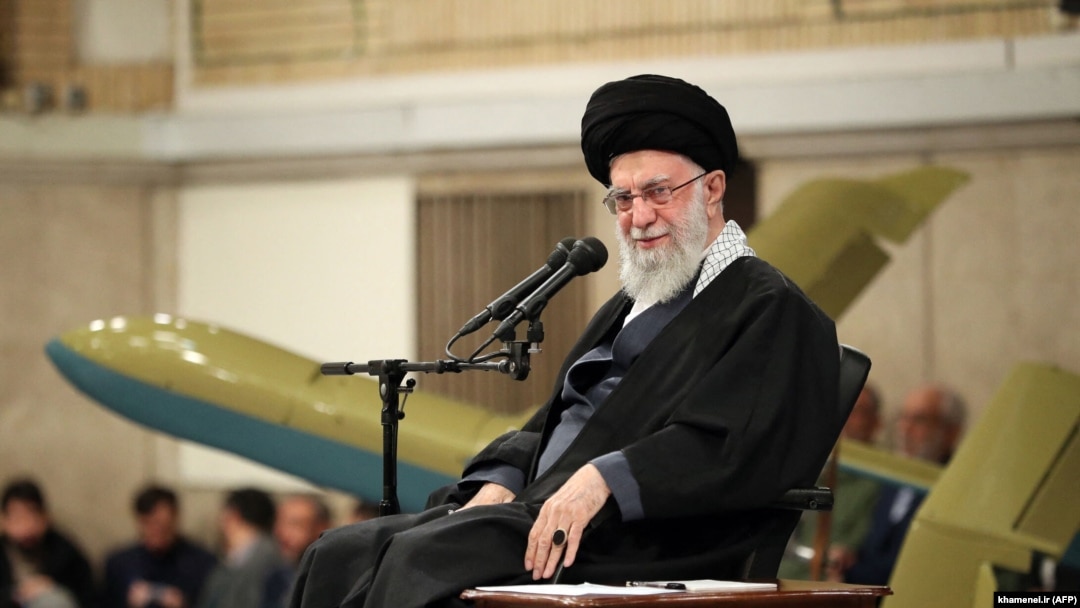 Pemimpin tertinggi Iran Ayatollah Ali Khamenei saat hadir dalam sebuah acara di Teheran, Iran, pada 5 Februari 2024. (Foto: AFP/HO/Khamenei.ir)