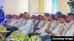 ጠቅላይ ሚኒስትር አብይ አህመድ ከከፍተኛ የመንግሥት የሥራ ኃላፊዎች ጋራ ኾነው ወልቂጤ ከተማ ውስጥ ዛሬ ጠዋት ከጉራጌ ዞን ወረዳዎች እና ከተሞች ከተውጣጡ ተወካዮች ጋራ ሲወያዩ። ፎቶ ከደቡብ ክልል መንግሥት ኮምዩኒኬሽን ጉዳዮች ቢሮ የተወሰደ። 