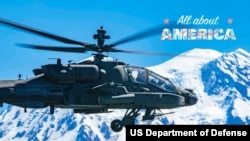 Un helicóptero Apache AH-64E realiza un vuelo cerca del Monte Rainier, en Washington, Estados Unidos 1 de julio de 2022.