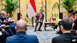 Presiden RI Joko Widodo (tengah), menghadiri pertemuan dengan pengusaha Indonesia dan China di Chengdu, China, Jumat, 28 Juli 2023. (Laily Rachev/Istana Kepresidenan Indonesia via AP)