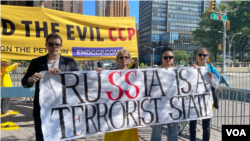 Activistas ucranianos sostienen un cartel donde se lee en inglés Rusia es un Estado terroristas" frente a la sede de Naciones Unidas, en Nueva York, el 19 de septiembre de 2023.