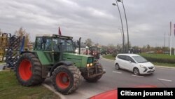 Poljoprivrednici traktorima delimično blokiraju jedan od najprometnijih kružnih tokova u Novom Sadu koji povezuje put Šajkaških odreda sa autoputem za Beograd i magistralom za Zrenjanin