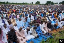 Ribuan muslim Nigeria menghadiri salat Iduladha di sebuah lapangan terbuka di kota Lagos, Nigeria, Rabu, 28 Juni 2023.