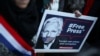 Một người mang hình ông Julian Assange.