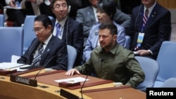 Presiden Ukraina Volodymyr Zelenskyy duduk di sebelah Perdana Menteri Jepang Fumio Kishida dalam pertemuan Dewan Keamanan PBB di New York, pada 20 September 2023. (Foto: Reuters/Mike Segar)
