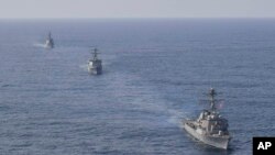 Destrojeri amerikan "USS Benfold", pasohet nga destrojeri i Koresë së Jugut "Yulgok Yi" dhe destrojeri japonez "Atago" (17 prill 2023)