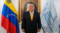 Elvis Amoroso, contralor general de la República de Venezuela, posa sonriente para una fotografía oficial tomada y difundida por su despacho en una fecha no precisada.