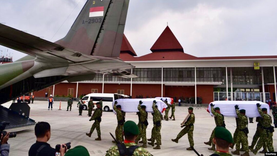 Panglima TNI Laksamana Yudo Margono Kamis sore (20/4) menyambut empat jenazah prajurit TNI korban serangan kelompok bersenjata di Nduga, Papua, akhir pekan lalu, di Lanud Halim Perdana Kusumah, Jakarta, 30 April 2023. (Puspen TNI)