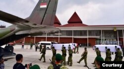 Panglima TNI Laksamana Yudo Margono Kamis sore (20/4) menyambut empat jenazah prajurit TNI korban serangan kelompok bersenjata di Nduga, Papua, akhir pekan lalu, di Lanud Halim Perdana Kusumah, Jakarta, 30 April 2023. (Puspen TNI)