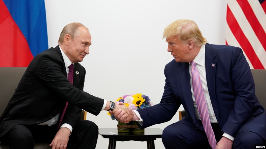 TƯ LIỆU - Tổng thống Nga Vladimir Putin và Tổng thống Mỹ Donald Trump bắt tay trong cuộc gặp song phương tại hội nghị thượng đỉnh các nhà lãnh đạo G20 ở Osaka, Nhật Bản, ngày 28 tháng 6 năm 2019.