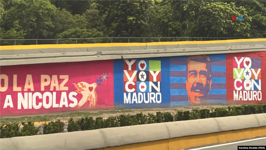Coloridos murales en apoyo del presidente y candidato oficialista, Nicolás Maduro, se ubican en distintos puntos de la principal autopista de Caracas.