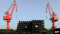 Tubot e çelikut duke u ngarkuar në port në Lianyungang, të Kinës, për t'u eksportuar drejt vendeve të ndryshme