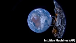 直覺機器公司發射的“奧德修斯”號登月器和遠處的地球。(2023年2月16日）