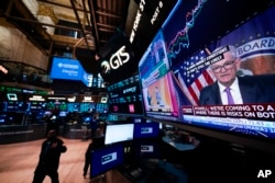 FILE - Ketua Federal Reserve Jerome Powell muncul di layar televisi di lantai Bursa Efek New York di New York, 26 Juli 2023. Sebagian besar analis memperkirakan The Fed akan mempertahankan suku bunga acuannya, Rabu, 31 Januari 2024. (AP/Seth Wenig, File)