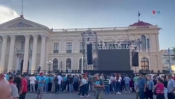 Salvadoreños se reúnen en el centro histórico para esperar resultados de elecciones