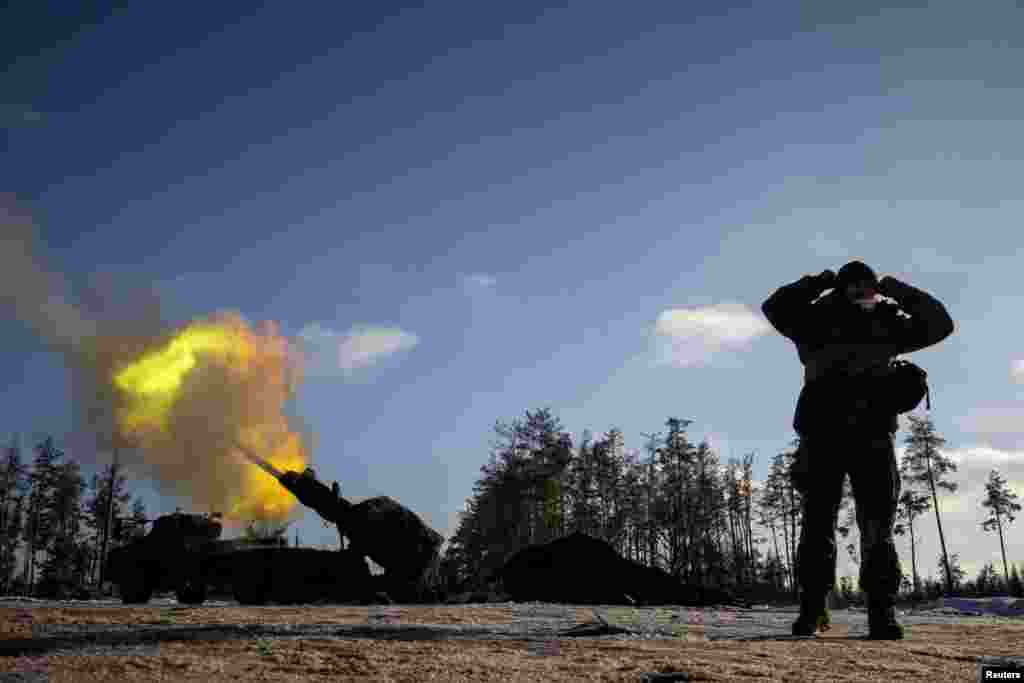 Soldados ucranianos disparan un obús autopropulsado Archer de fabricación sueca contra posiciones rusas en la región de Donetsk, en el este de Ucrania, el 16 de diciembre. Según el general de brigada Oleksandr Tarnavskyi, las tropas ucranianas de primera línea enfrentan escasez de proyectiles de artillería y han reducido algunas operaciones militares debido a la falta de ayuda extranjera. &nbsp;