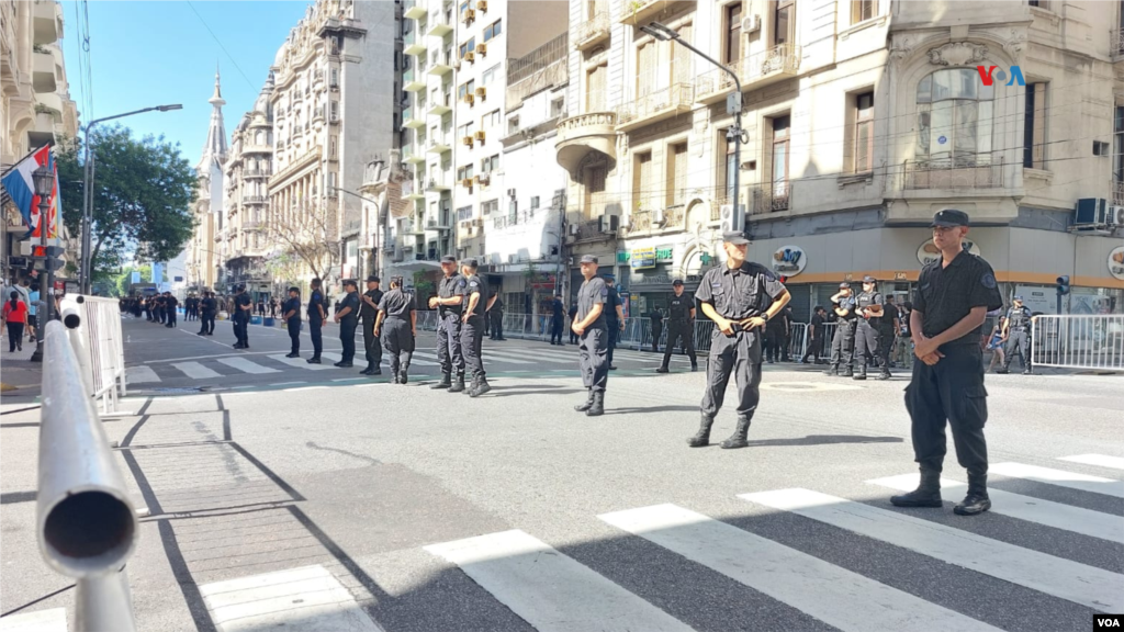 Desde temprano, las vías alrededor del Congreso argentino fueron cortadas para permitir la llegada de miles de simpatizantes del&nbsp; nuevo presidente de Argentina.&nbsp;todos los que votamos, queremos un cambio.