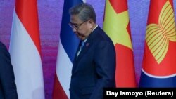 Menlu Korsel Park Jin turun dari panggung usai foto bersama dalam ASEAN Post Ministerial Conference dengan Korsel dalam pertemuan Menlu ASEAN di Jakarta, 13 Juli 2023. (BAY ISMOYO via REUTERS)