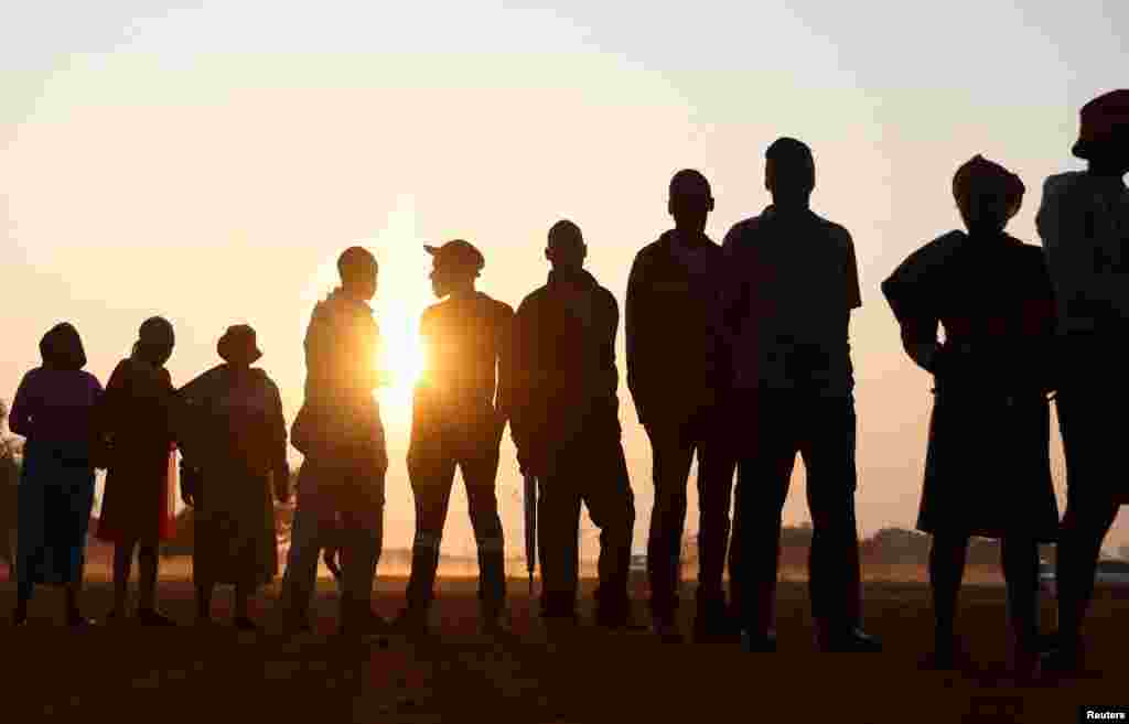 Locals wait to cast their votes during the Zimbabwe general elections in Kwekwe, outside Harare, Zimbabwe August 23, 2023.&nbsp;