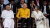 Perdana Menteri Thailand Srettha Thavisin (tengah) duduk bersama Perdana Menteri Sri Lanka Dinesh Gunawaradane (kiri) dan ibu negara Maithree Wickremesinghe dalam perayaan Hari Kemerdekaan Sri Lanka ke-76 di Colombo, pada 4 Februari 2024. (Foto: AP/Eranga Jayawardena)