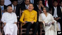 Perdana Menteri Thailand Srettha Thavisin (tengah) duduk bersama Perdana Menteri Sri Lanka Dinesh Gunawaradane (kiri) dan ibu negara Maithree Wickremesinghe dalam perayaan Hari Kemerdekaan Sri Lanka ke-76 di Colombo, pada 4 Februari 2024. (Foto: AP/Eranga Jayawardena)