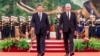 ARCHIVO - El presidente chino, Xi Jinping, y el presidente cubano, Miguel Díaz-Canel Bermúdez, caminan durante una ceremonia de bienvenida en Beijing, el 25 de noviembre de 2022. Prometieron apoyo mutuo sobre los "intereses fundamentales" de sus compañeros estados comunistas.