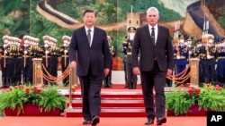 ARCHIVO - El presidente chino, Xi Jinping, y el presidente cubano, Miguel Díaz-Canel Bermúdez, caminan durante una ceremonia de bienvenida en Beijing, el 25 de noviembre de 2022. Prometieron apoyo mutuo sobre los "intereses fundamentales" de sus compañeros estados comunistas.