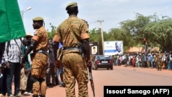 Des gendarmes patrouillent avant l'arrivée des cyclistes le 29 octobre 2018 à Ouahigouya, au nord du Burikna Faso, lors de la 4e étape du tour cycliste du Burkina Faso.