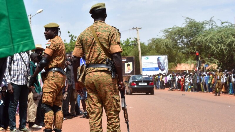 Des hommes en tenue de l'armée accusés d'un massacre au Burkina