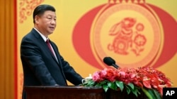 中國領導人習近平在北京人大會堂迎春晚會上演講。（2023年1月20日）