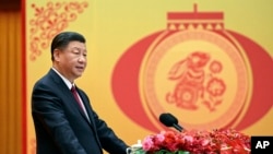 资料照：中国领导人习近平在北京人大会堂迎春晚会上讲话。（2023年1月20日）