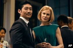 Brian Tee dan Nicole Kidman dalam salah satu adegan "The Expats". (Prime Video via AP)