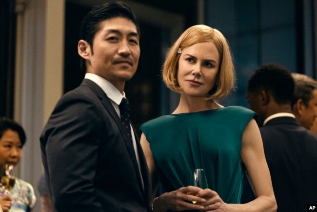 Brian Tee dan Nicole Kidman dalam salah satu adegan "The Expats". (Prime Video via AP)