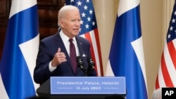 El presidente Joe Biden habla durante una conferencia de prensa con el presidente de Finlandia, Sauli Niinisto, en el Palacio Presidencial de Helsinki, Finlandia, el jueves 13 de julio de 2023.