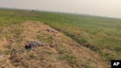 စစ်ကောင်စီရဲ့ နယ်မြေရှင်းလင်းမှုအပြီး စစ်ကိုင်းတိုင်းမြင်းမူမြို့နယ် ညောင်ရင်းရွာမှာ သေဆုံးနေတဲ့ အလောင်း ၂ လောင်းကိုတွေ့ရစဉ် (မတ် ၂၊ ၂၀၂၃)