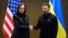 Američka potpredsjednica Kamala Haris rukuje se s ukrajinskim predsjednikom Volodimirom Zelenskim tokom sastanka na marginama Samita o miru u Ukrajini, u luksuznom odmaralištu Burgenstock, u blizini Lucernea, 15. juna 2024.
