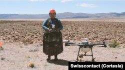 La aimara Yessica Yana aprendió a manejar un dron de aspersión de alta tecnología, lo que la ha convertido en pionera entre los miembros de su pequeña comunidad indígena del altiplano boliviano.