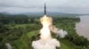 Rudal balistik antarbenua Hwasong-18 diluncurkan dari lokasi yang dirahasiakan di Korea Utara dalam gambar yang dirilis oleh Kantor Berita Korea Utara pada 13 Juli 2023. (Foto: KCNA via REUTERS)