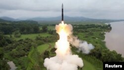 Rudal balistik antarbenua Hwasong-18 diluncurkan dari lokasi yang dirahasiakan di Korea Utara dalam gambar yang dirilis oleh Kantor Berita Korea Utara pada 13 Juli 2023. (Foto: KCNA via REUTERS)