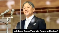 Kaisar Jepang Naruhito menyampaikan pidato di balkon Istana Kekaisaran di Tokyo pada 23 Februari 2024. (Foto: Yoshikazu Tsuno/Pool via Reuters)