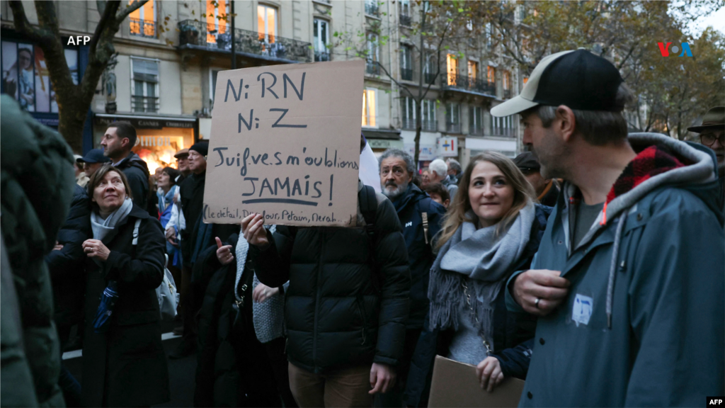 Protestantes se reúnen en París, Francia, sosteniendo carteles que tienen mensajes como: &quot;Ni RN (partido de extrema derecha Rassemblement National), Ni Z (por el excandidato presidencial Eric Zemmour), pueblo judío &iexcl;Nunca olvides!&quot; (C)